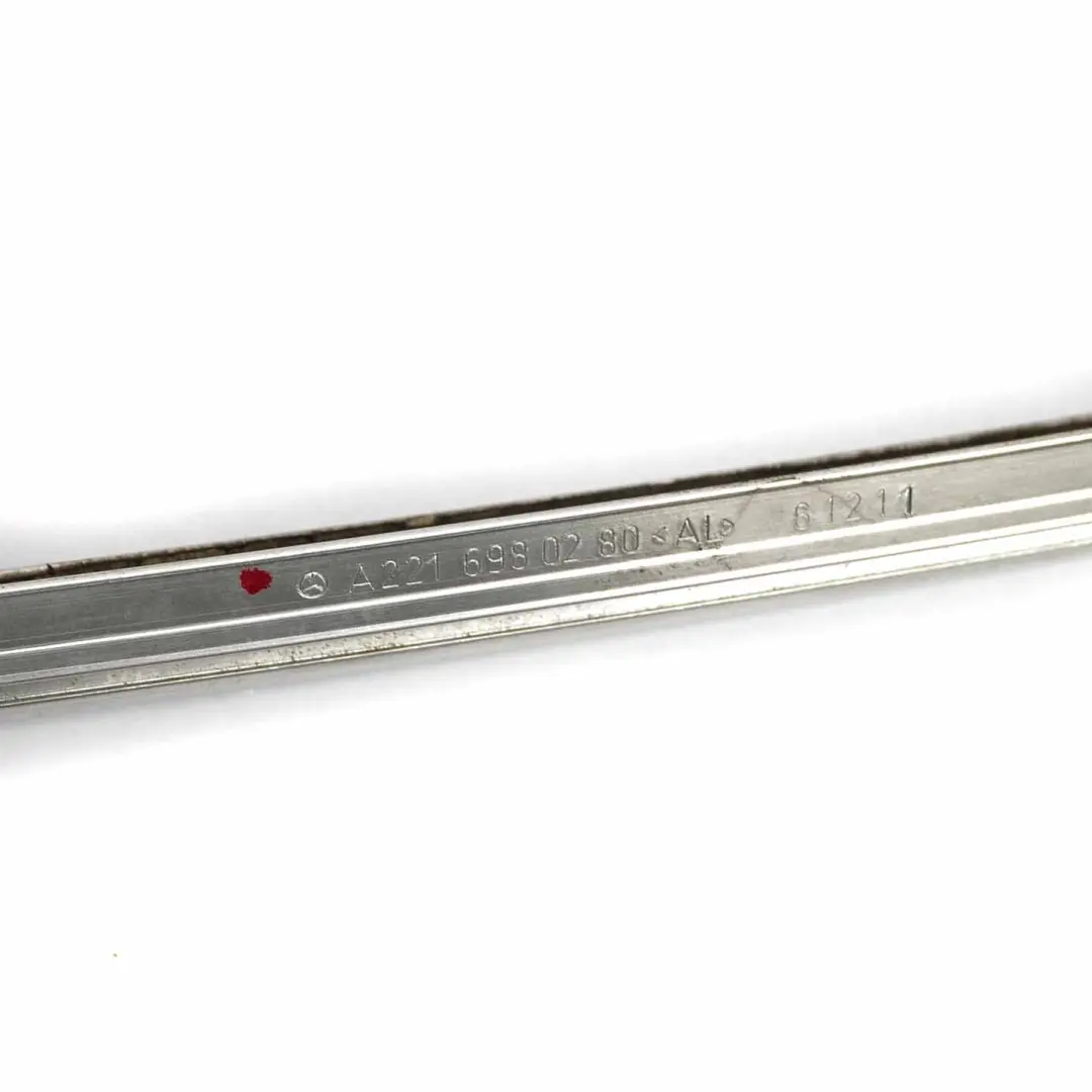 Baguette d'encadrement Mercedes W221 Avant Droite vitre porte Chromé pour à propos du numéro de pièce A2216980280 Baguette d'encadrement Mercedes W221 Avant Droite vitre porte Chromé - SKU A2216980280 - Numéro de pièce A2216980280