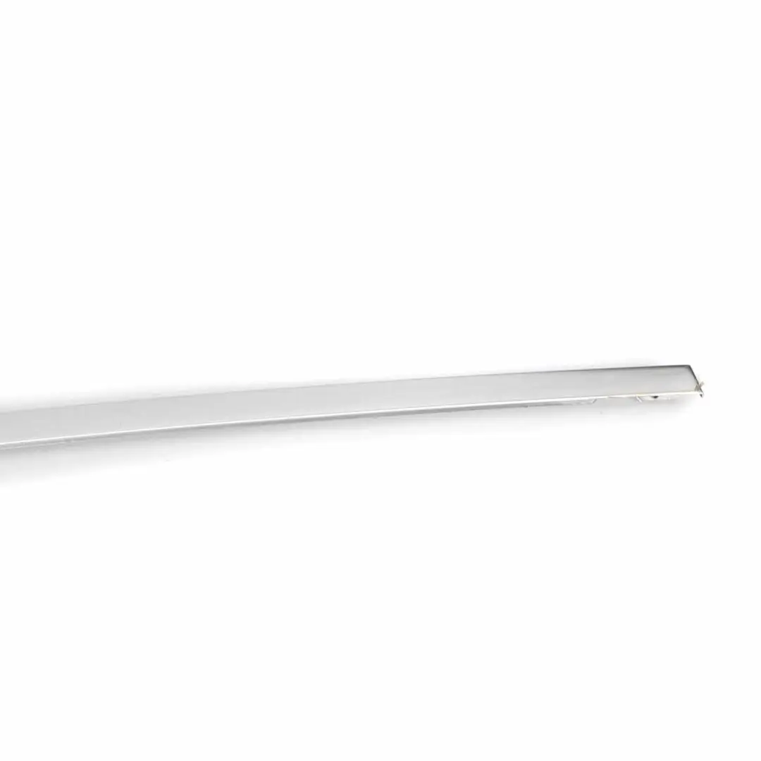 Striscia telaio finestrino posteriore destro guida porta Chrome per Mercedes W221 con numero di parte A2216980680 Mercedes W221 Striscia telaio finestrino posteriore destro guida porta Chrome - SKU A2216980680 - Numero di parte A2216980680
