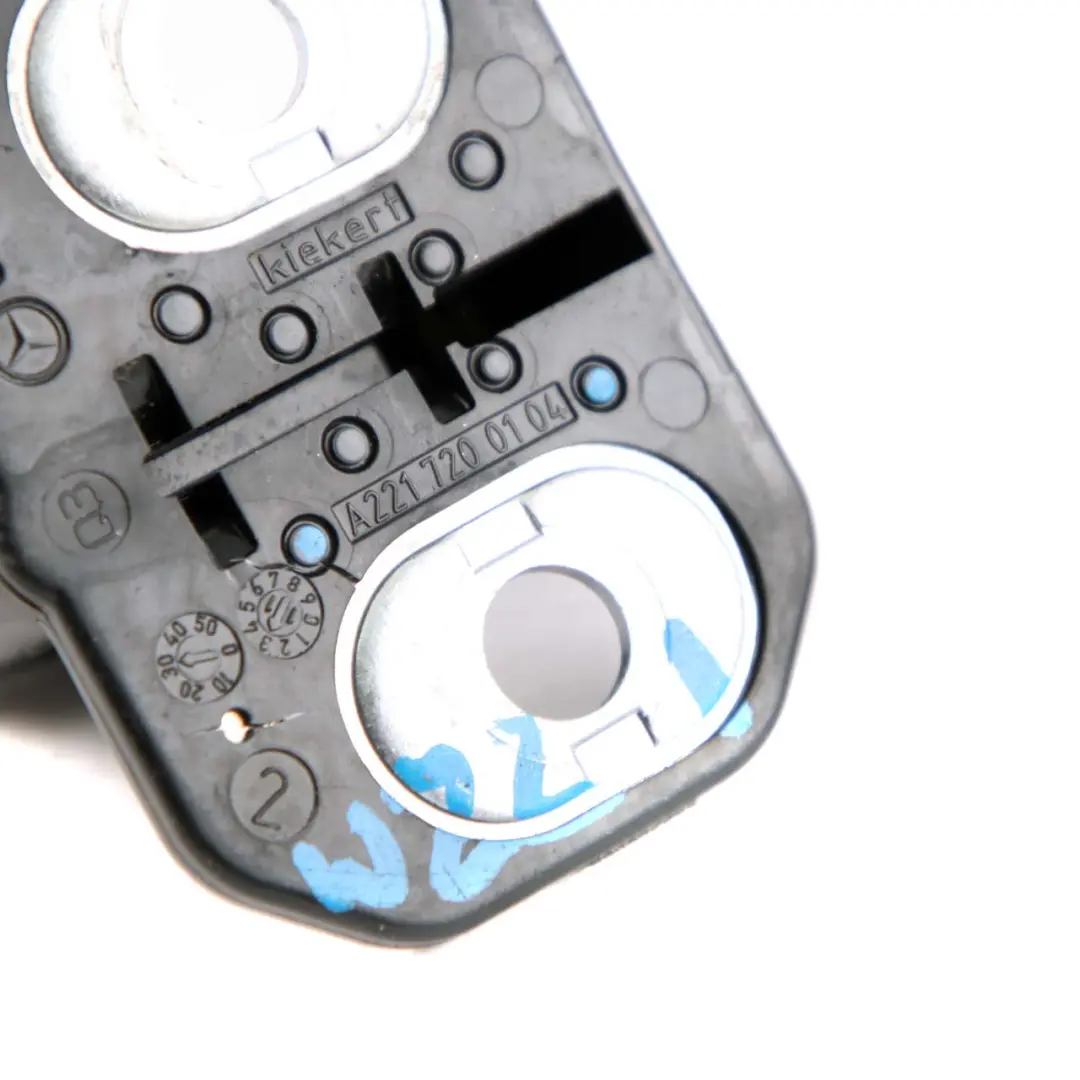 Placa De Retención Del Gancho De La Cerradura para Mercedes W221 con número de pieza A2217200104 Mercedes W221 Placa De Retención Del Gancho De La Cerradura - SKU A2217200104 - Número de pieza A2217200104