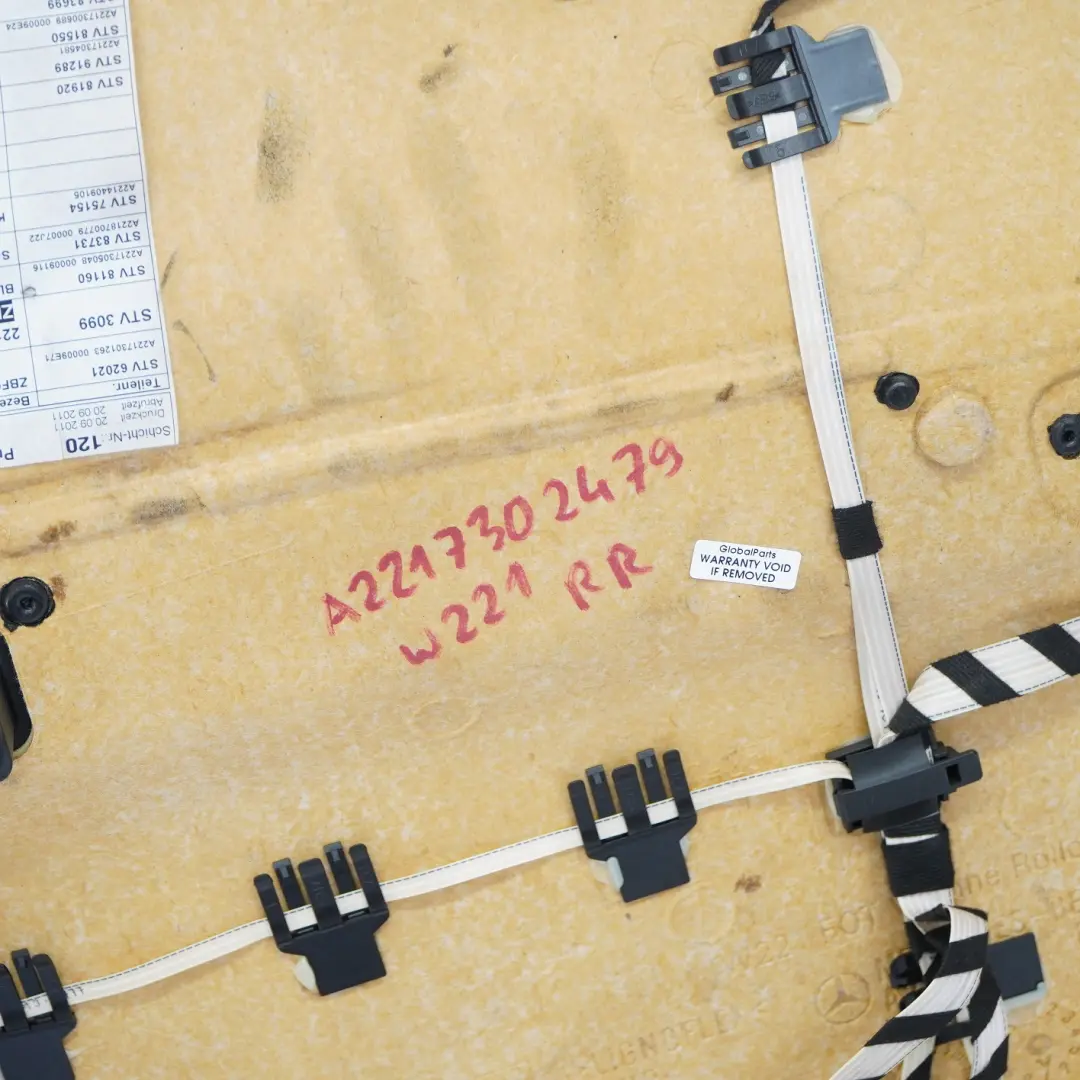 Boczek Drzwi Prawy Tylny Skóra do Mercedes S W221 o numerze A2217202479 Mercedes S W221 Boczek Drzwi Prawy Tylny Skóra - SKU A2217202479 - Numer Części A2217202479