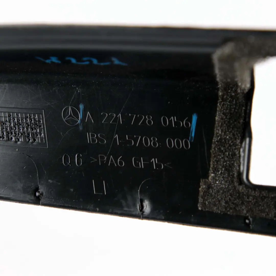 Panneau recouvrement serrure porte avant gauche pour Mercedes W221 à propos du numéro de pièce A2217280156 Mercedes W221 Panneau recouvrement serrure porte avant gauche - SKU A2217280156 - Numéro de pièce A2217280156