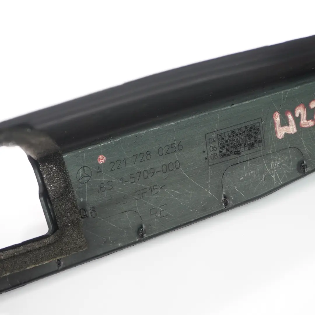 Osłona Zamka Drzwi Prawy Przód do Mercedes W221 o numerze A2217280256 Mercedes W221 Osłona Zamka Drzwi Prawy Przód - SKU A2217280256 - Numer Części A2217280256