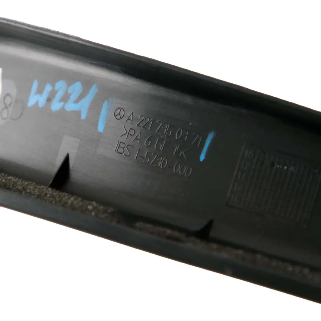 Tapa marco ventana puerta trasera izquierda para Mercedes W221 con número de pieza A2217350371 Mercedes W221 Tapa marco ventana puerta trasera izquierda - SKU A2217350371 - Número de pieza A2217350371
