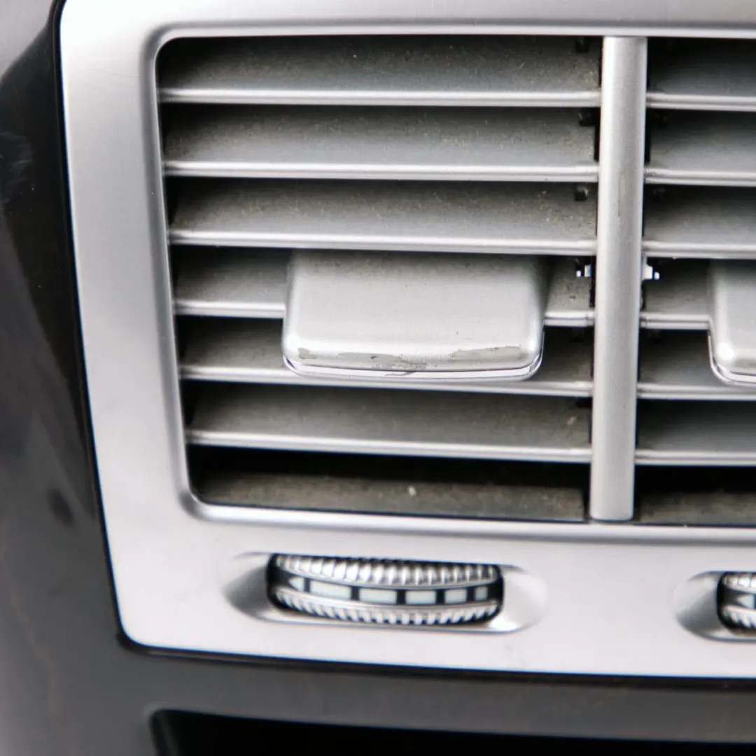 Konsola Środkowa Tylna Kratka Nawiewu Powietrza do Mercedes W221 o numerze A2218301054 Mercedes W221 Konsola Środkowa Tylna Kratka Nawiewu Powietrza - SKU A2218301054 - Numer Części A2218301054