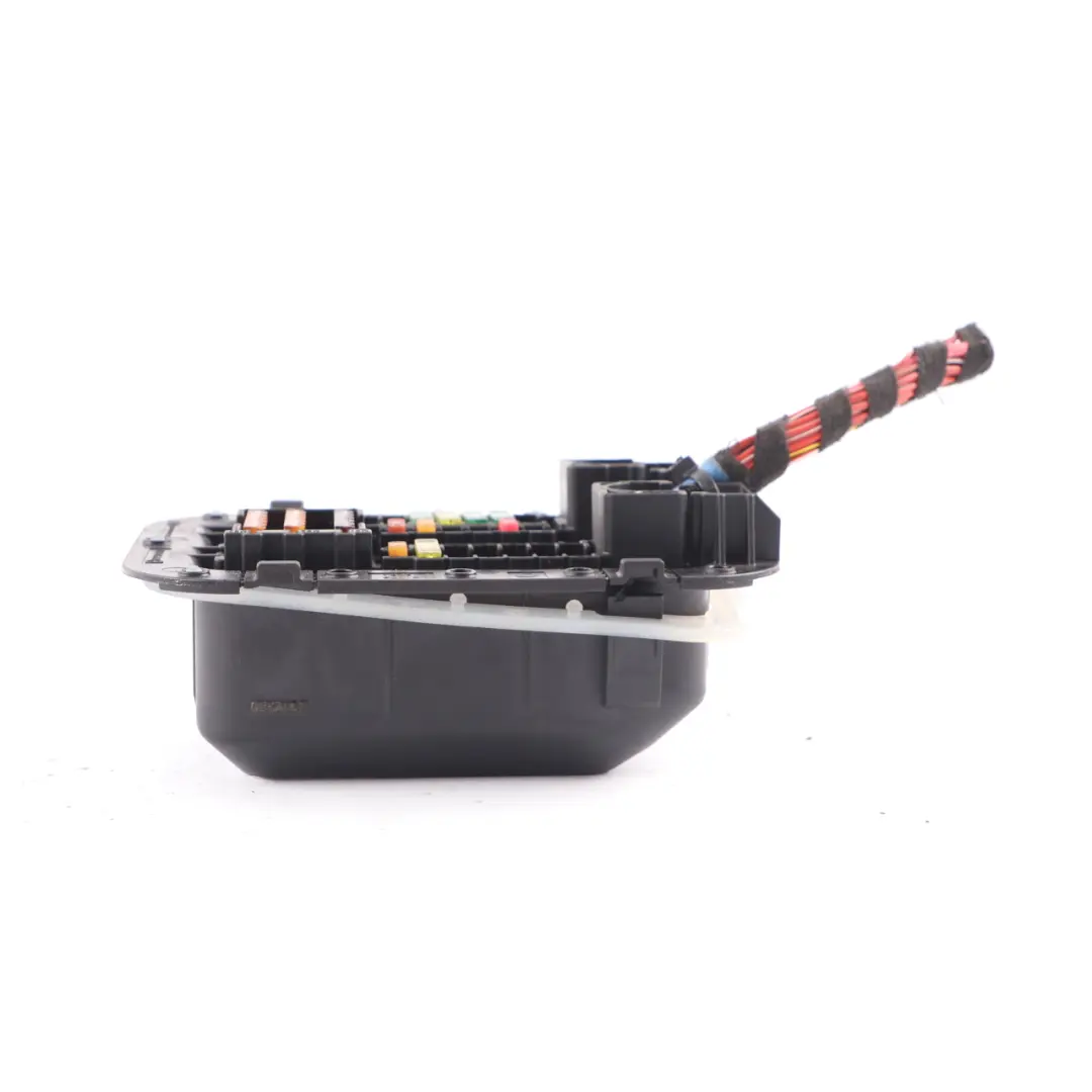 Caja fusibles Mercedes W205 reposapiés pasajero delantero para con número de pieza A2225403150 Caja fusibles Mercedes W205 reposapiés pasajero delantero - SKU A2225403150 - Número de pieza A2225403150