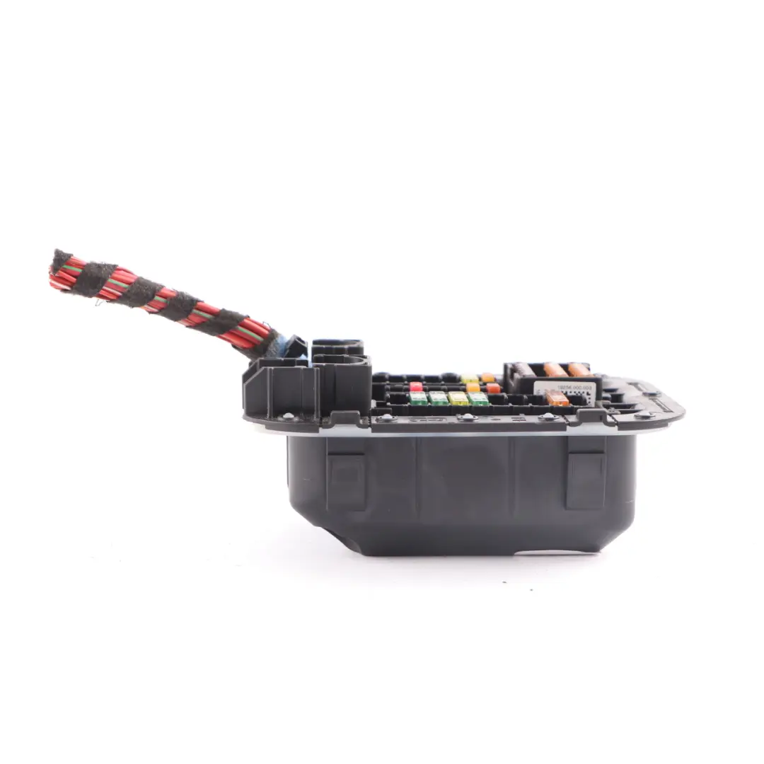  Caja fusibles Mercedes W205 reposapiés pasajero delantero - SKU A2225403150 - Número de pieza A2225403150