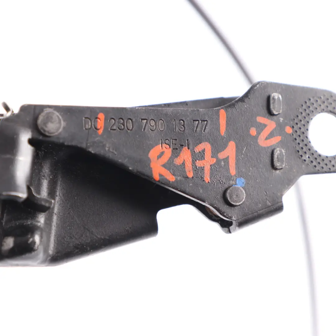 Loquet verrouillage toit rigide décapotable verrouillage pour Mercedes SLK R171 à propos du numéro de pièce A2307901377 Mercedes SLK R171 Loquet verrouillage toit rigide décapotable verrouillage - SKU A2307901377 - Numéro de pièce A2307901377