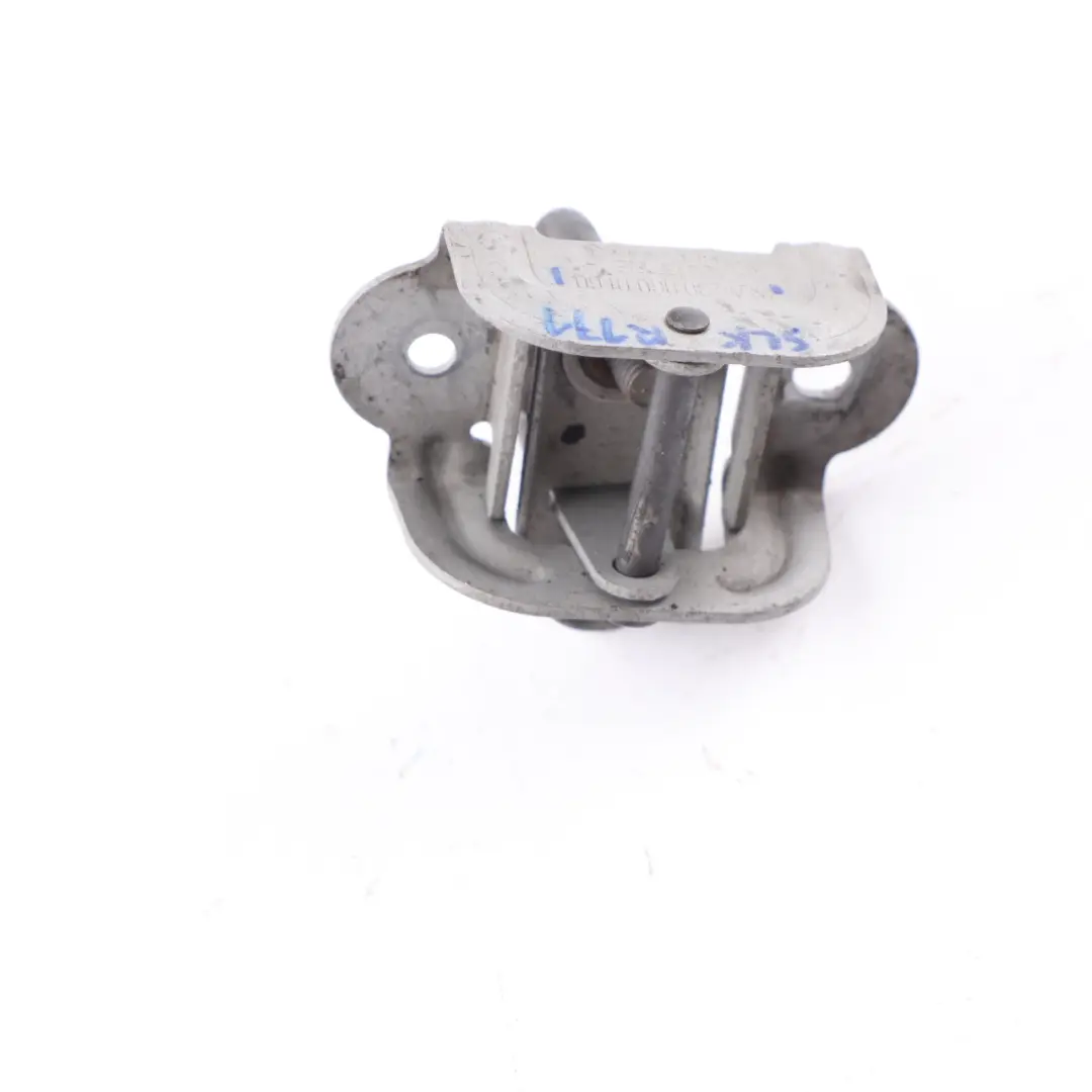 Cappuccio Staffa di bloccaggio del cofano per Mercedes SLK R171 con numero di parte A2308800160 Mercedes SLK R171 Cappuccio Staffa di bloccaggio del cofano - SKU A2308800160 - Numero di parte A2308800160