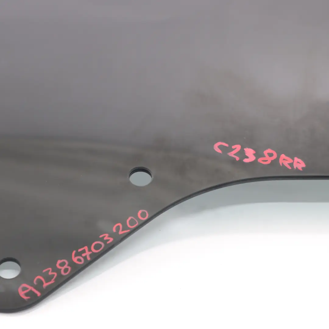 Szyba Karoseryjna Prawy Tył Prawa Tylna Czarna do Mercedes C238 o numerze A2386703200 Mercedes C238 Szyba Karoseryjna Prawy Tył Prawa Tylna Czarna - SKU A2386703200 - Numer Części A2386703200