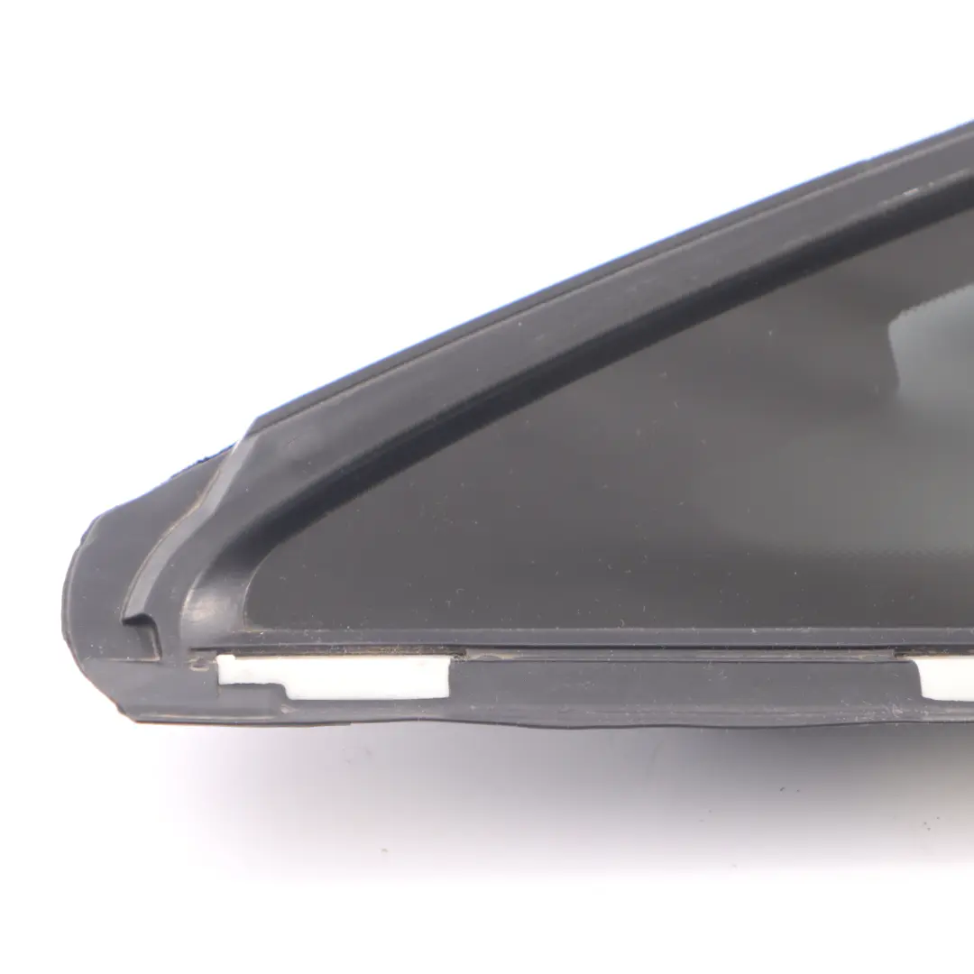 Lado Ventana Cuarto Vidrio Trasero Derecho Negro para Mercedes C238 con número de pieza A2386709000 Mercedes C238 Lado Ventana Cuarto Vidrio Trasero Derecho Negro - SKU A2386709000 - Número de pieza A2386709000
