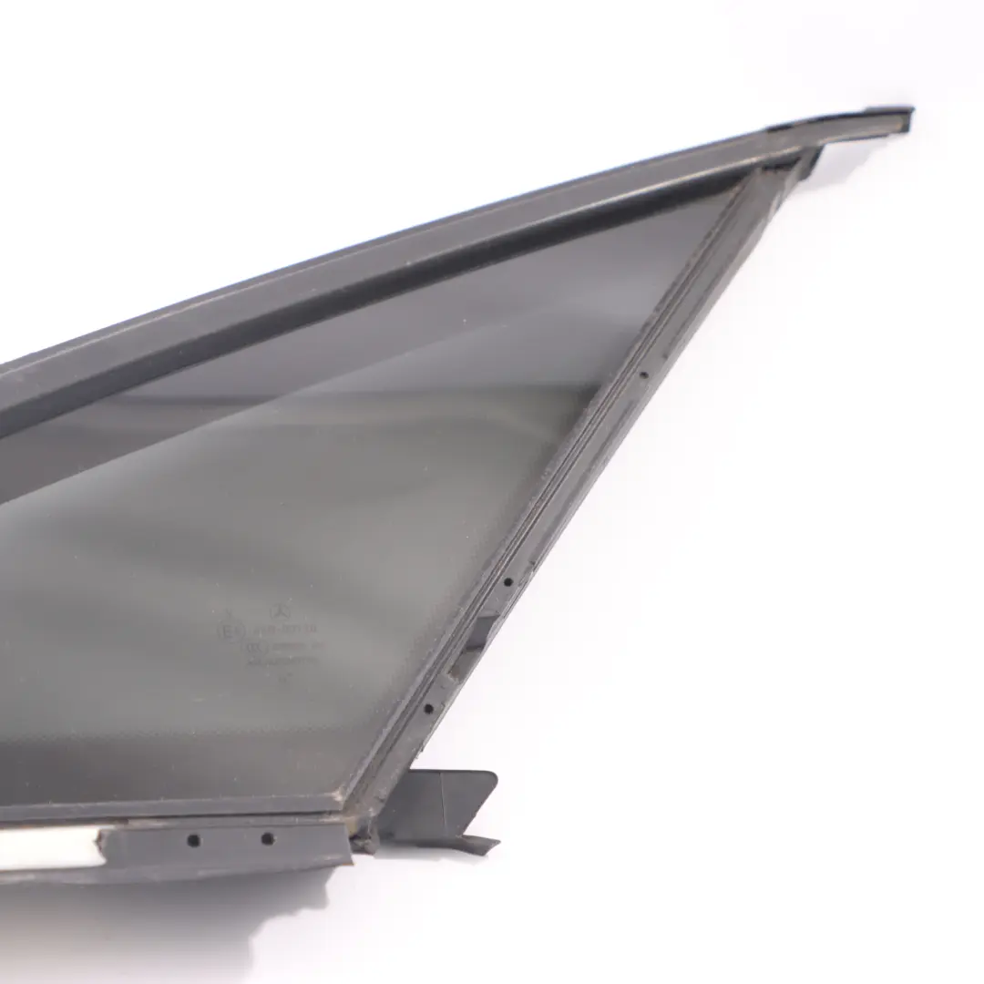 Lado Ventana Cuarto Vidrio Trasero Derecho Negro para Mercedes C238 con número de pieza A2386709000 Mercedes C238 Lado Ventana Cuarto Vidrio Trasero Derecho Negro - SKU A2386709000 - Número de pieza A2386709000