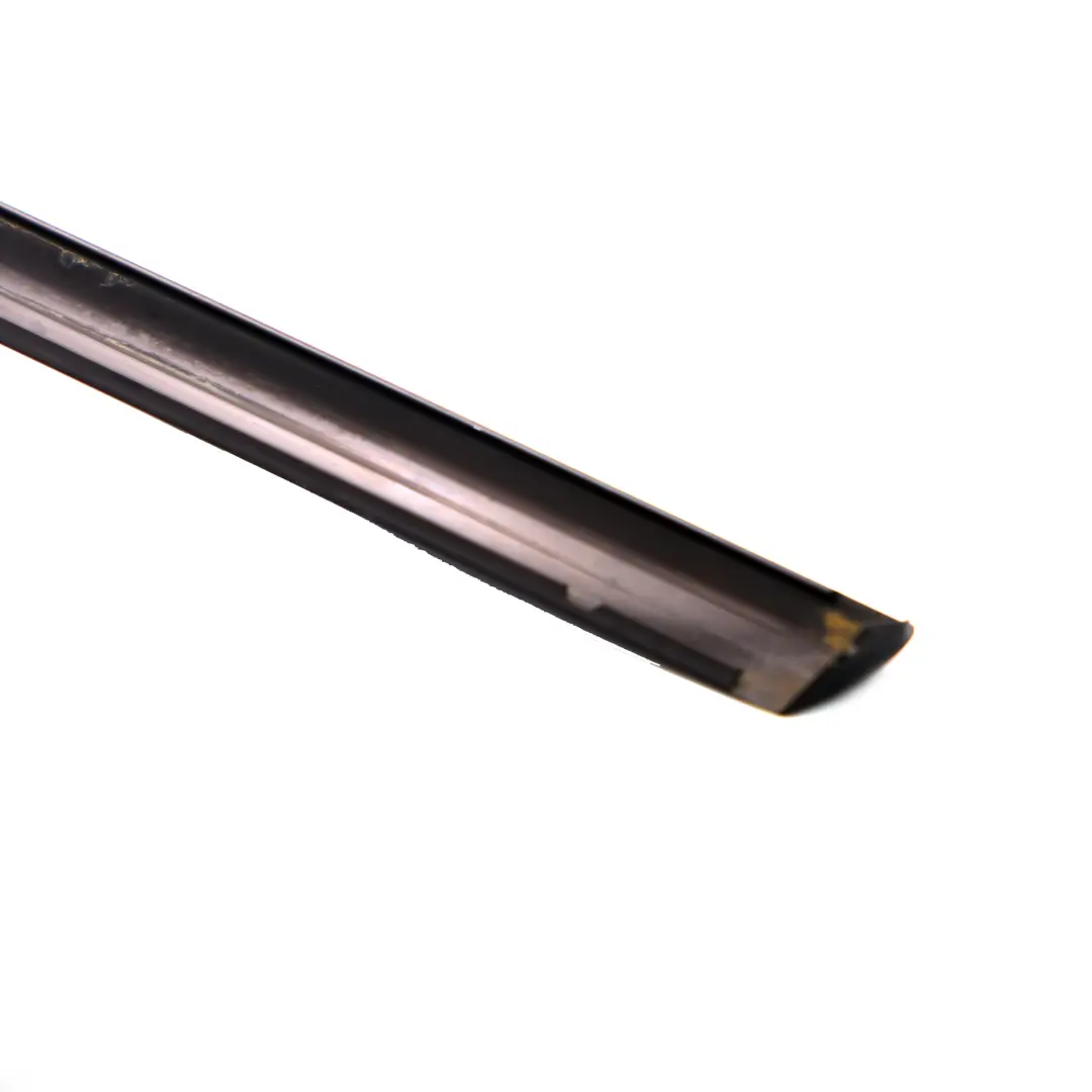 Guarnizione esterna guida finestrino posteriore sinistra tenuta per Mercedes C238 con numero di parte A2386709100 Mercedes C238 Guarnizione esterna guida finestrino posteriore sinistra tenuta - SKU A2386709100 - Numero di parte A2386709100