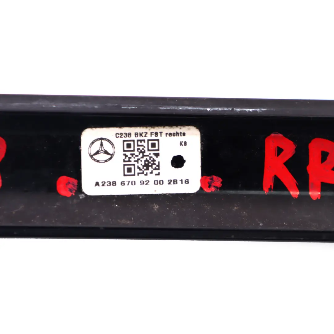 Guarnizione Esterna Dela Guida Finestrino Posteriore Destro Tenuta per Mercedes C238 con numero di parte A2386709200 Mercedes C238 Guarnizione Esterna Dela Guida Finestrino Posteriore Destro Tenuta - SKU A2386709200 - Numero di parte A2386709200