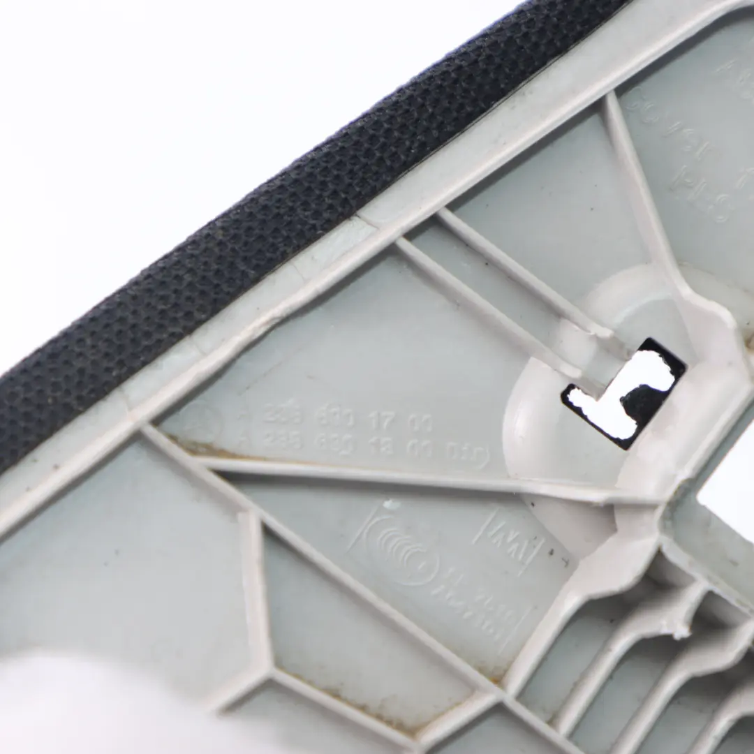 Osłona Słupka C Panel Tylny Lewy Czarny do Mercedes C238 o numerze A2386901700 Mercedes C238 Osłona Słupka C Panel Tylny Lewy Czarny - SKU A2386901700 - Numer Części A2386901700