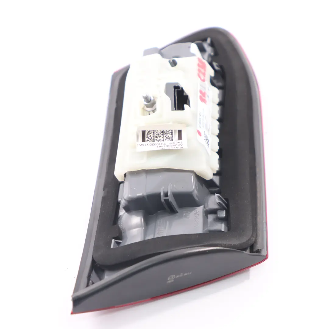 Lampa W Klapę Prawy Tył Prawa Tylna LED do Mercedes C238 o numerze A2389067401 Mercedes C238 Lampa W Klapę Prawy Tył Prawa Tylna LED - SKU A2389067401 - Numer Części A2389067401