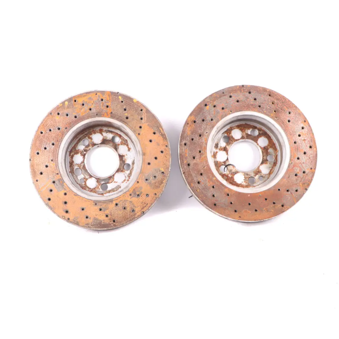 Zestaw Tarcz Hamulcowych Przód Perforowane do Mercedes W176 W246 AMG o numerze A2464212512 Mercedes W176 W246 AMG Zestaw Tarcz Hamulcowych Przód Perforowane - SKU A2464212512 - Numer Części A2464212512