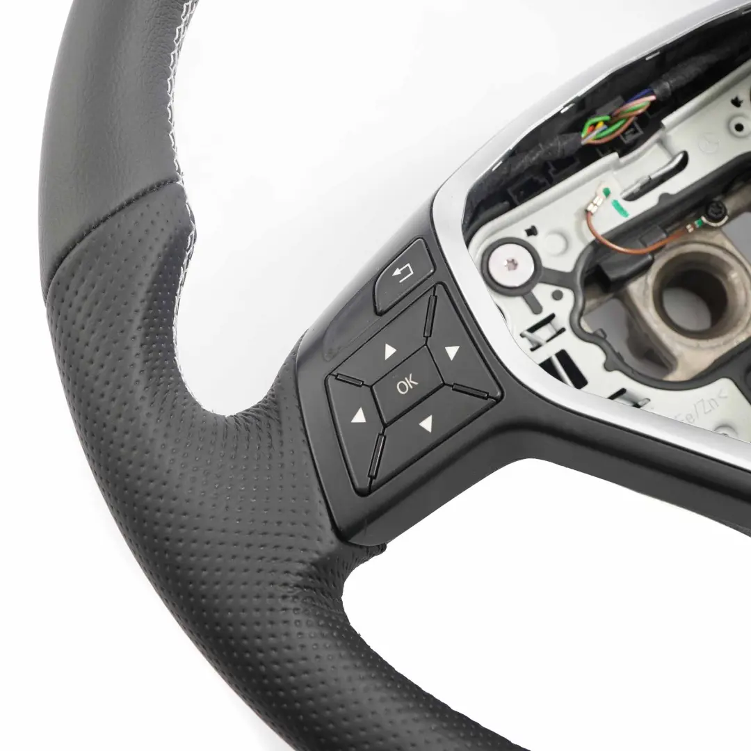 NUEVO Cuero Negro con Hilos Blancos para Volante Mercedes W176 W246 C117 con número de pieza A2464603803 Volante Mercedes W176 W246 C117 NUEVO Cuero Negro con Hilos Blancos - SKU A2464603803-1 - Número de pieza A2464603803