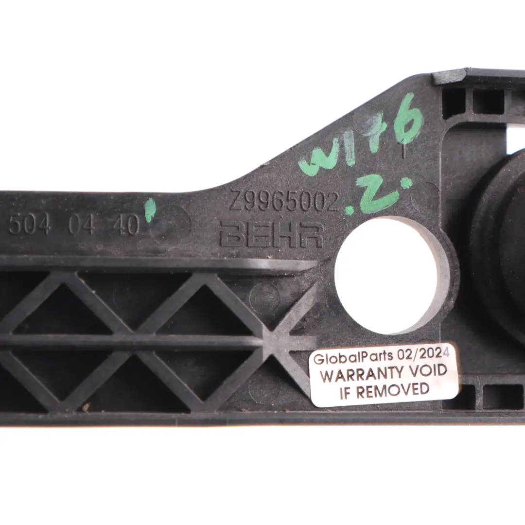 Support de Radiateur Droit Holder Mount pour Mercedes W246 à propos du numéro de pièce A2465040440 Mercedes W246 Support de Radiateur Droit Holder Mount - SKU A2465040440 - Numéro de pièce A2465040440