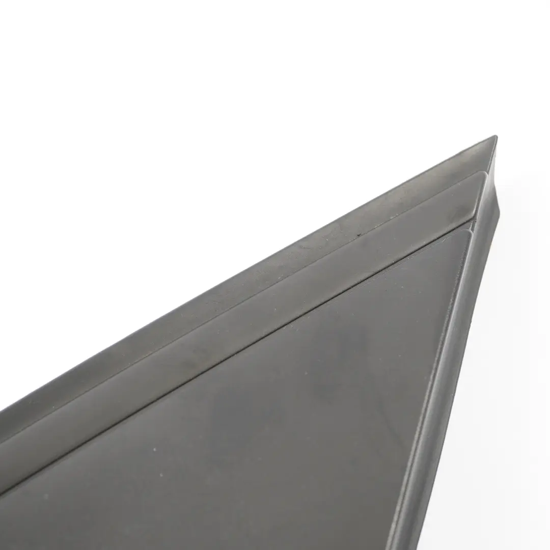 Triangle de recouvrement vitre extérieure avant gauche pour Mercedes W246 à propos du numéro de pièce A2466901787 Mercedes W246 Triangle de recouvrement vitre extérieure avant gauche - SKU A2466901787 - Numéro de pièce A2466901787