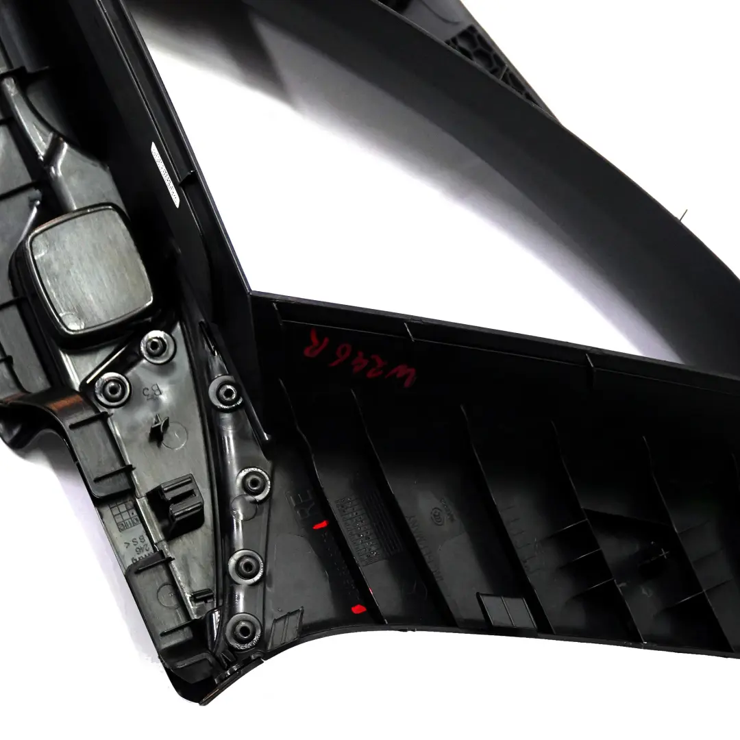 Embellecedor Pilar C Tapa Maletero Trasero Derecho para Mercedes W246 con número de pieza A2466903025 Mercedes W246 Embellecedor Pilar C Tapa Maletero Trasero Derecho - SKU A2466903025 - Número de pieza A2466903025