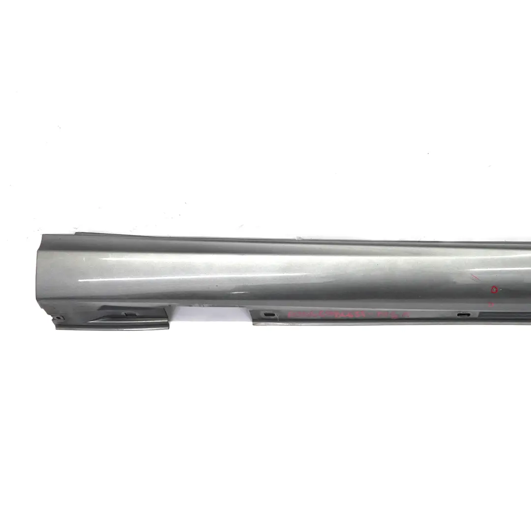 Gonna laterale destra copertura soglia porta Mountain Grey - 787 per Mercedes W176 con numero di parte A2466980654 Mercedes W176 Gonna laterale destra copertura soglia porta Mountain Grey - 787 - SKU A2466980654-MG1 - Numero di parte A2466980654