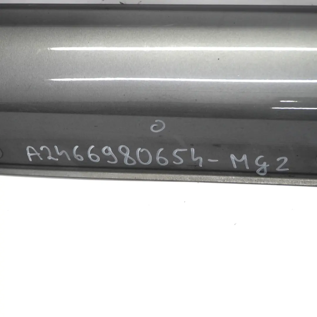 Gonna laterale destra copertura soglia porta Mountain Grey - 787 per Mercedes W176 con numero di parte A2466980654 Mercedes W176 Gonna laterale destra copertura soglia porta Mountain Grey - 787 - SKU A2466980654-MG2 - Numero di parte A2466980654