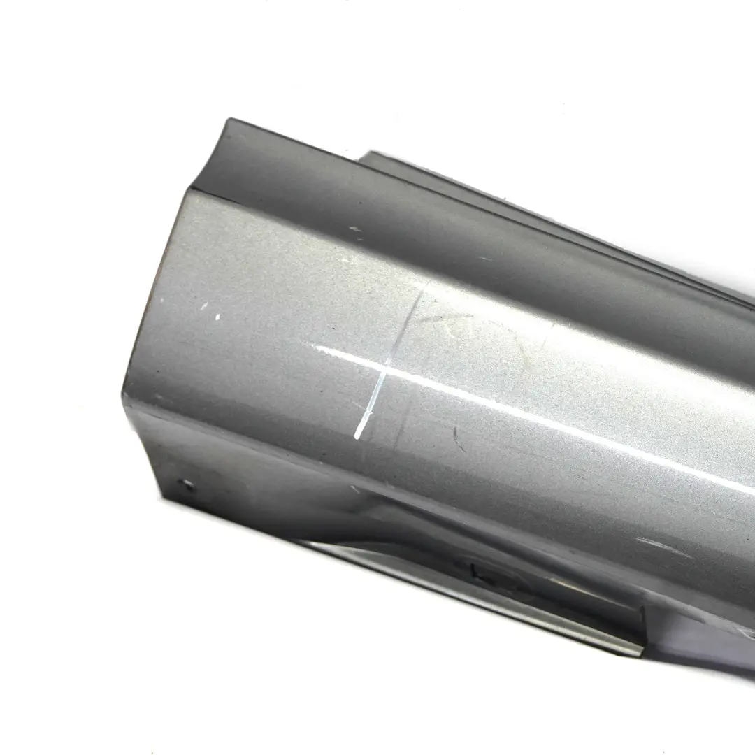 Faldón lateral derecho Cubre umbral de puerta Mountain Grey - 787 para Mercedes W176 con número de pieza A2466980654 Mercedes W176 Faldón lateral derecho Cubre umbral de puerta Mountain Grey - 787 - SKU A2466980654-MG2 - Número de pieza A2466980654