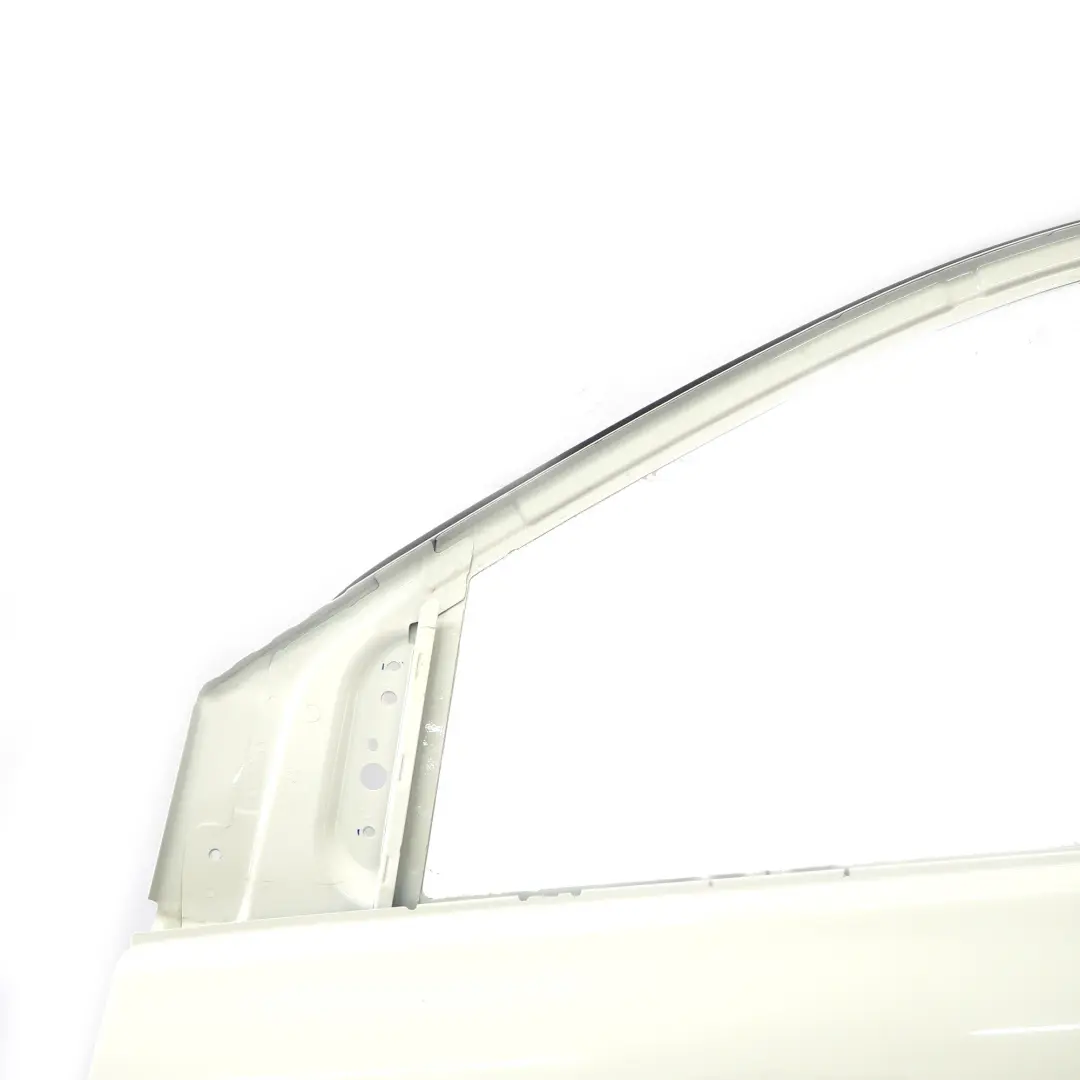 Puerta Delantera Izquierda Clase B Blanco Calcita - 650 para Mercedes W246 con número de pieza A2467200105 Mercedes W246 Puerta Delantera Izquierda Clase B Blanco Calcita - 650 - SKU A2467200105-CW - Número de pieza A2467200105