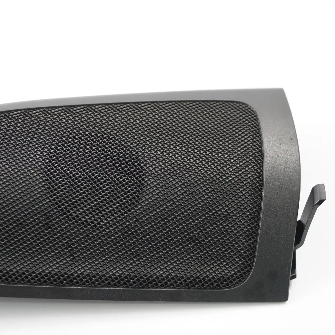 Embellecedor Triángulo Altavoz Delantero Izquierdo para Mercedes W246 con número de pieza A2467200111 Mercedes W246 Embellecedor Triángulo Altavoz Delantero Izquierdo - SKU A2467200111 - Número de pieza A2467200111