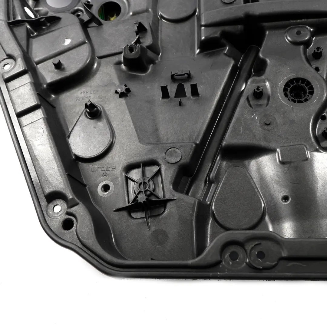 Supporto scheda porta anteriore sinistro Regolatore alzacristalli per Mercedes W246 con numero di parte A2467200179 Mercedes W246 Supporto scheda porta anteriore sinistro Regolatore alzacristalli - SKU A2467200179 - Numero di parte A2467200179