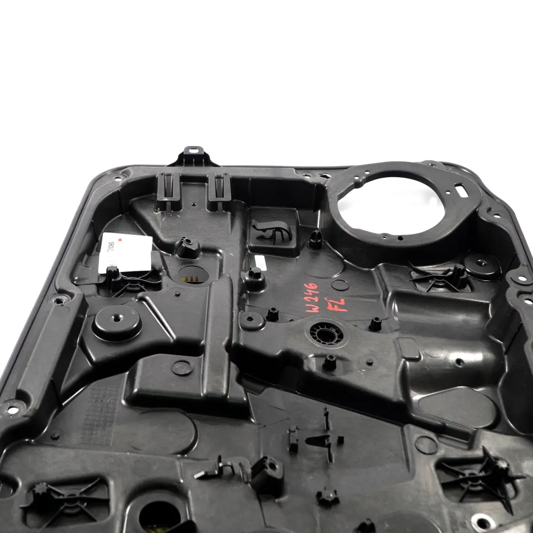 Supporto scheda porta anteriore sinistro Regolatore alzacristalli per Mercedes W246 con numero di parte A2467200179 Mercedes W246 Supporto scheda porta anteriore sinistro Regolatore alzacristalli - SKU A2467200179 - Numero di parte A2467200179