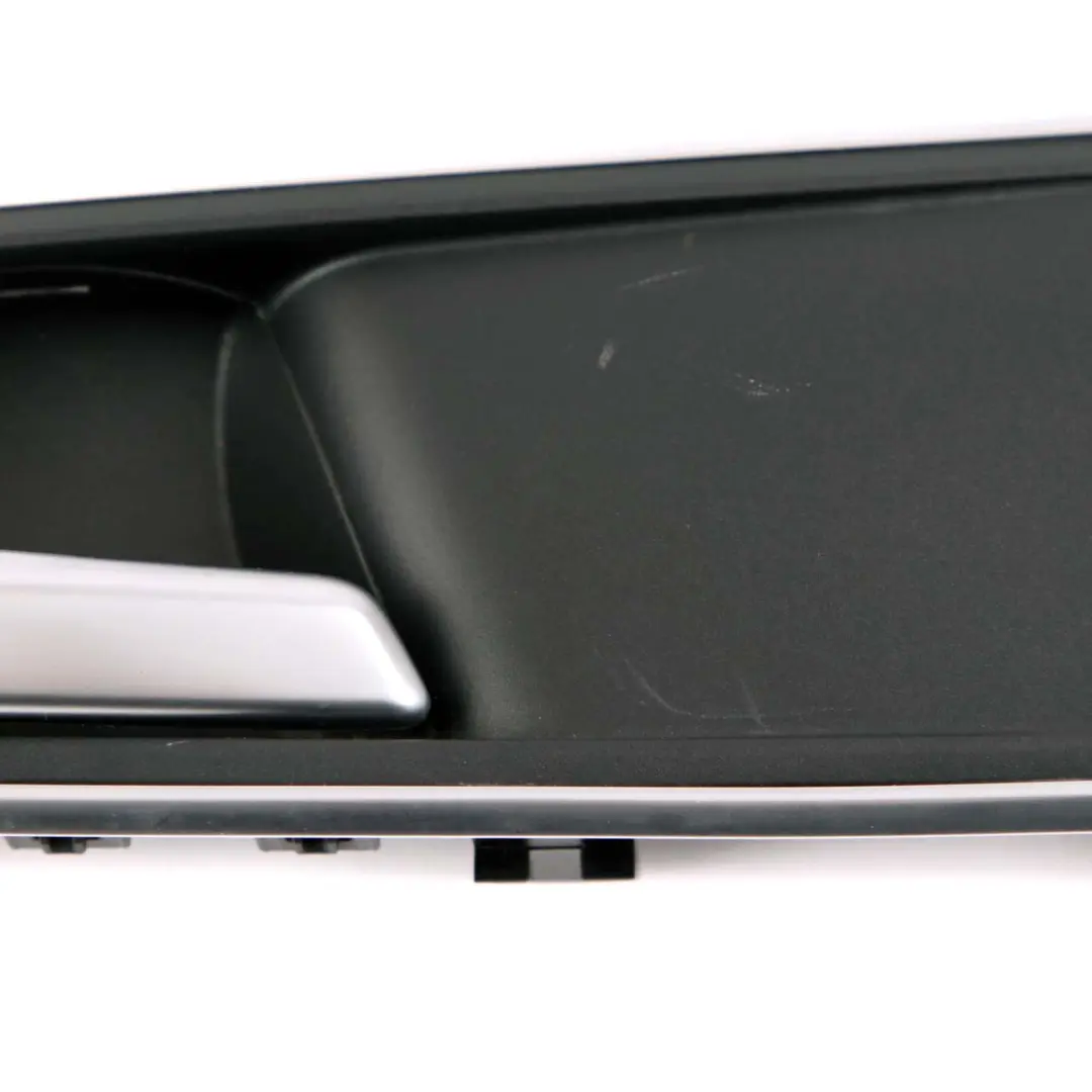 Tapa tirador tarjeta puerta Interior Izquierdo para Mercedes W176 con número de pieza A2467201348 Mercedes W176 Tapa tirador tarjeta puerta Interior Izquierdo - SKU A2467201348 - Número de pieza A2467201348