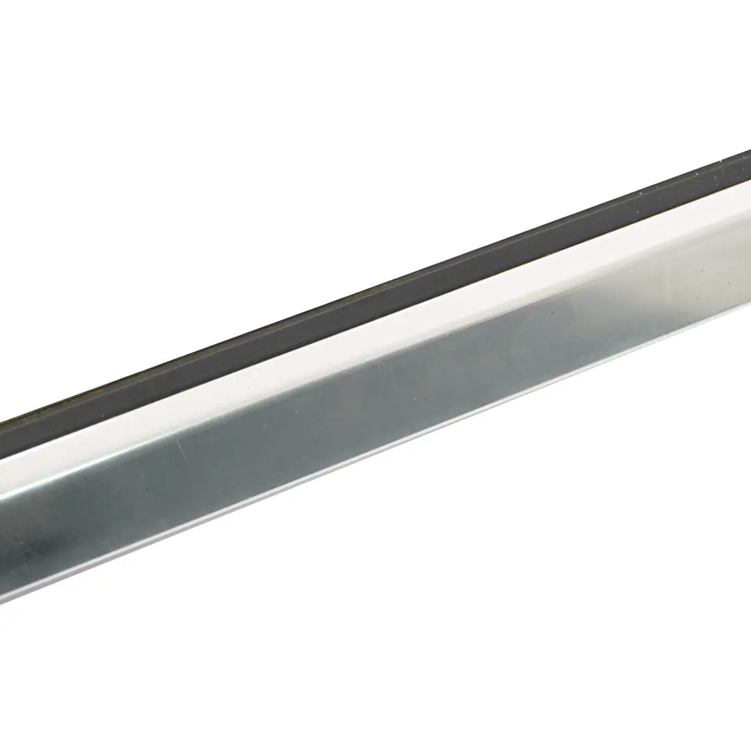 Finestrino Barra rivestimento esterno anteriore sinistro decor per Mercedes W246 con numero di parte A2467250182 Mercedes W246 Finestrino Barra rivestimento esterno anteriore sinistro decor - SKU A2467250182 - Numero di parte A2467250182