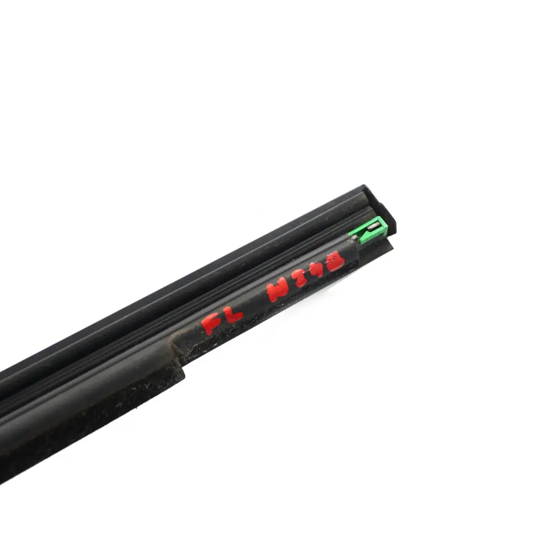 Fensterleiste Trim Bar vorne links schwarz Gussform für Mercedes W246 mit Teilenummer A2467250382 Mercedes W246 Fensterleiste Trim Bar vorne links schwarz Gussform - SKU A2467250382 - Teilenummer A2467250382