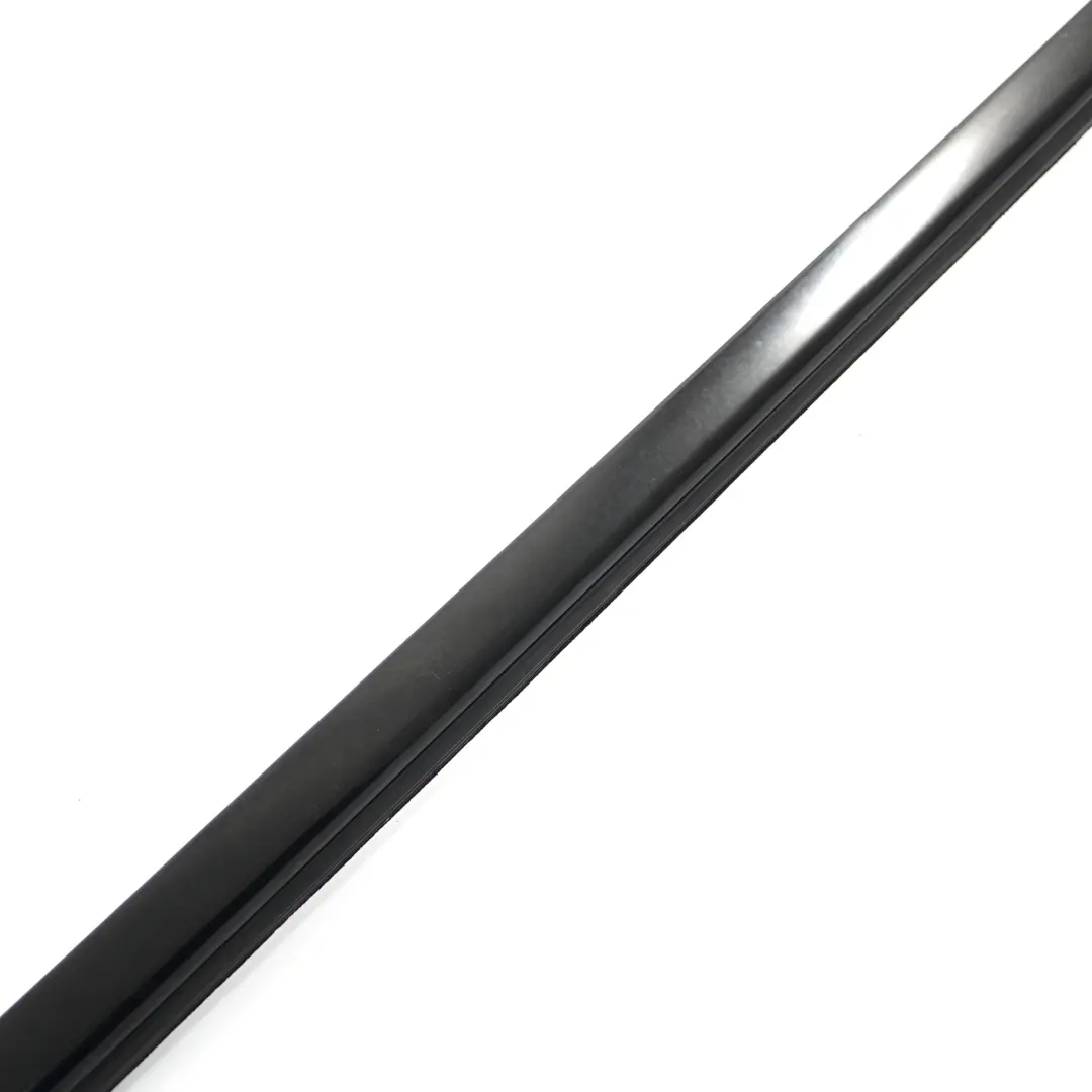 Mercedes W246 Barra di rivestimento finestrino anteriore destro nero - SKU A2467250482 - Numero di parte A2467250482