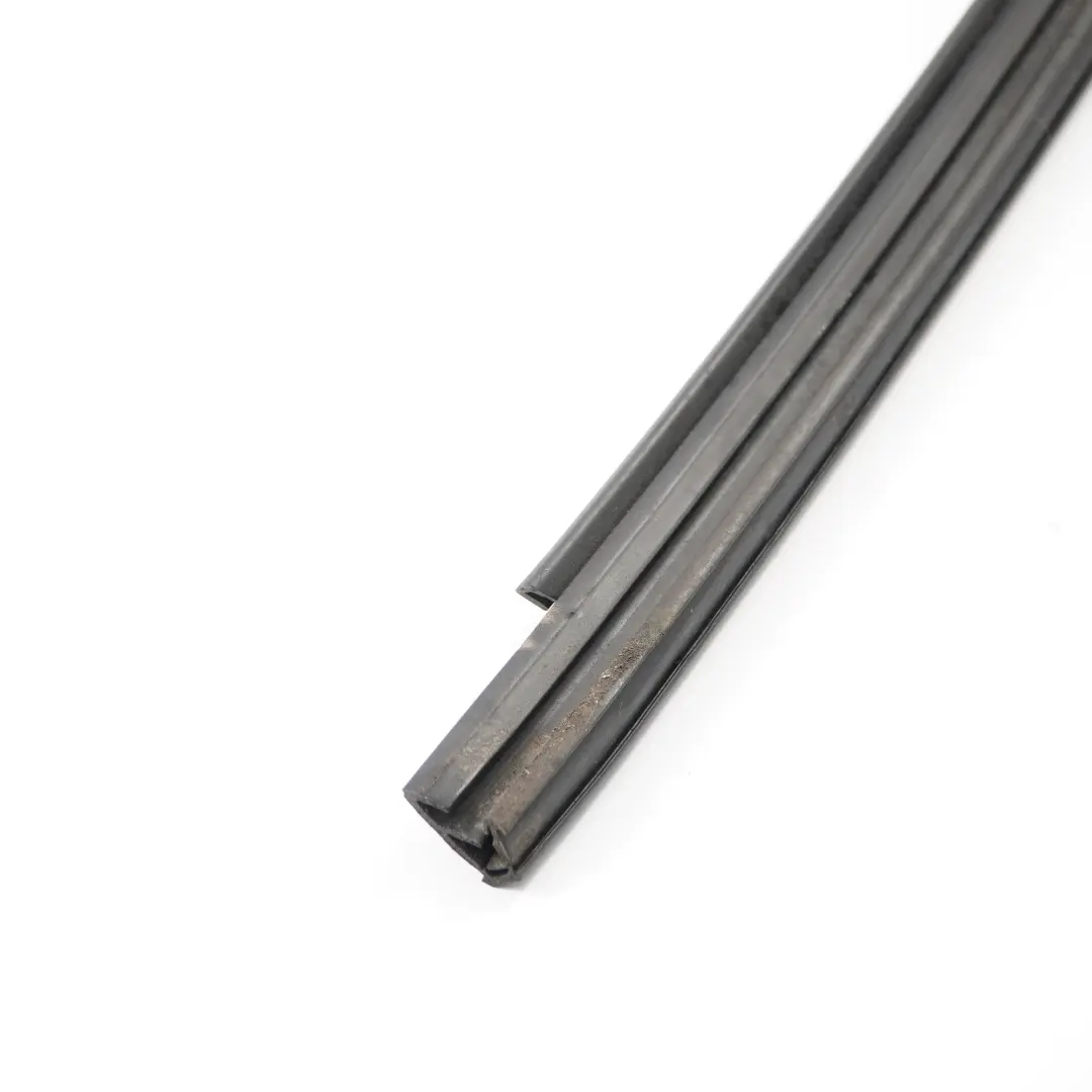 Guarnizione Porta Finestra Anteriore Sinistra Telaio Guida per Mercedes W246 con numero di parte A2467250700 Mercedes W246 Guarnizione Porta Finestra Anteriore Sinistra Telaio Guida - SKU A2467250700 - Numero di parte A2467250700
