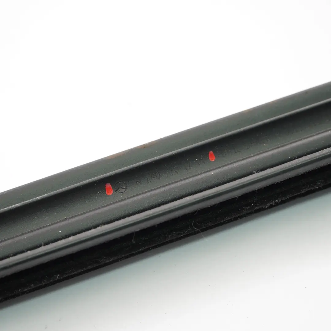 Fensterdichtungsschiene Innen Vorne Rechts Türdichtung für Mercedes W246 mit Teilenummer A2467251200 Mercedes W246 Fensterdichtungsschiene Innen Vorne Rechts Türdichtung - SKU A2467251200 - Teilenummer A2467251200