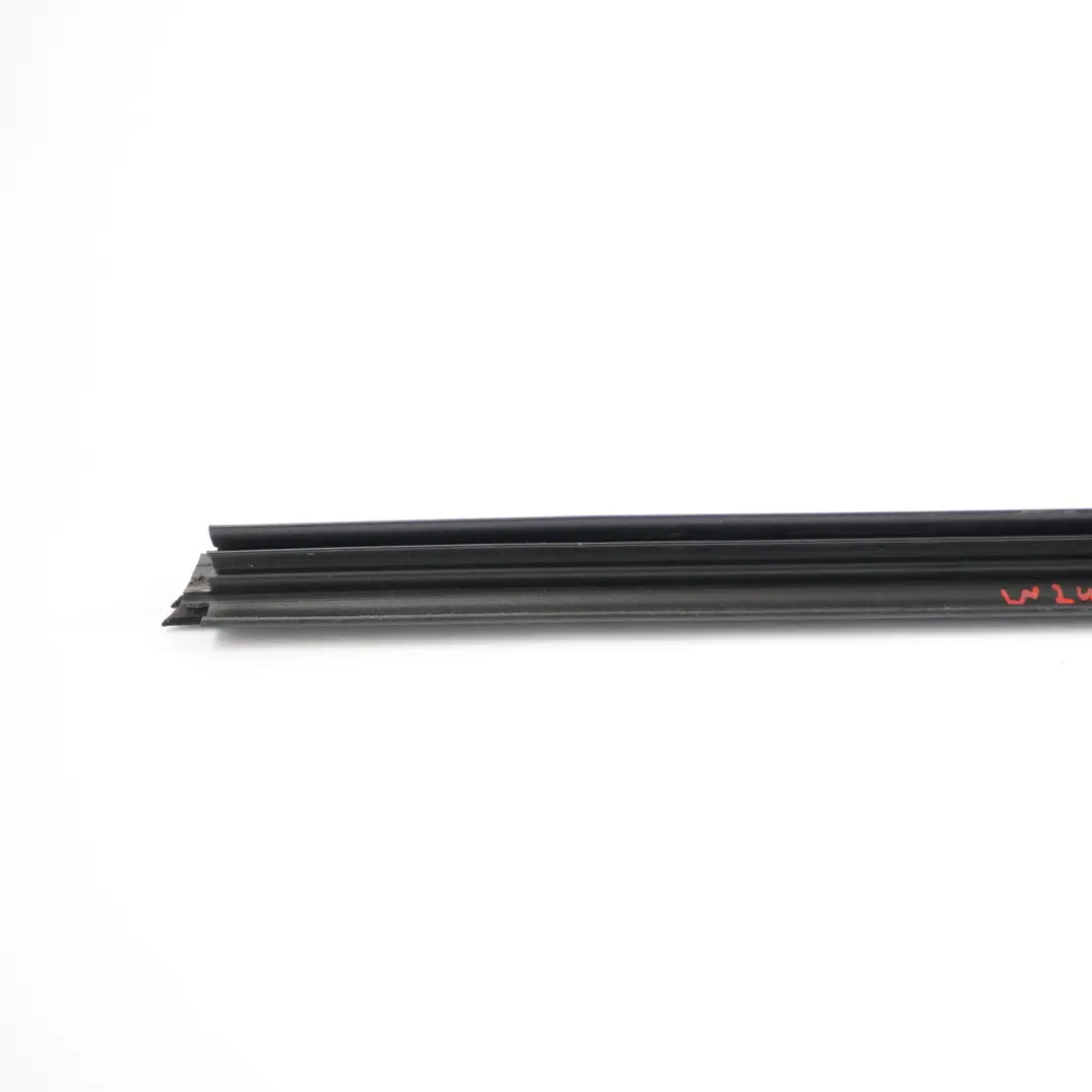 Mercedes W246 Joint d'étanchéité vitre intérieure porte avant droite - SKU A2467251200 - Numéro de pièce A2467251200