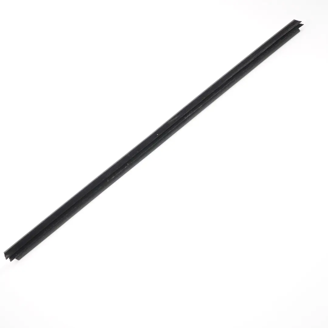 Joint d'étanchéité vitre intérieure porte avant droite pour Mercedes W246 à propos du numéro de pièce A2467251200 Mercedes W246 Joint d'étanchéité vitre intérieure porte avant droite - SKU A2467251200 - Numéro de pièce A2467251200