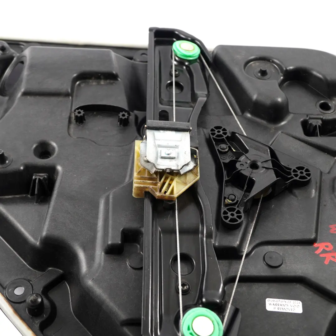 Supporto scheda porta posteriore destro Regolatore alzacristalli per Mercedes W246 con numero di parte A2467300279 Mercedes W246 Supporto scheda porta posteriore destro Regolatore alzacristalli - SKU A2467300279 - Numero di parte A2467300279