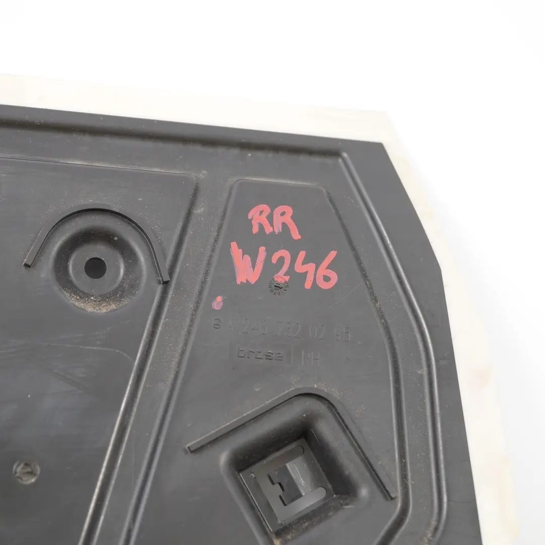 Drenaje Agua Puerta Trasera Derecha Aislamiento Tapa para Mercedes W246 con número de pieza A2467320295 Mercedes W246 Drenaje Agua Puerta Trasera Derecha Aislamiento Tapa - SKU A2467320295 - Número de pieza A2467320295