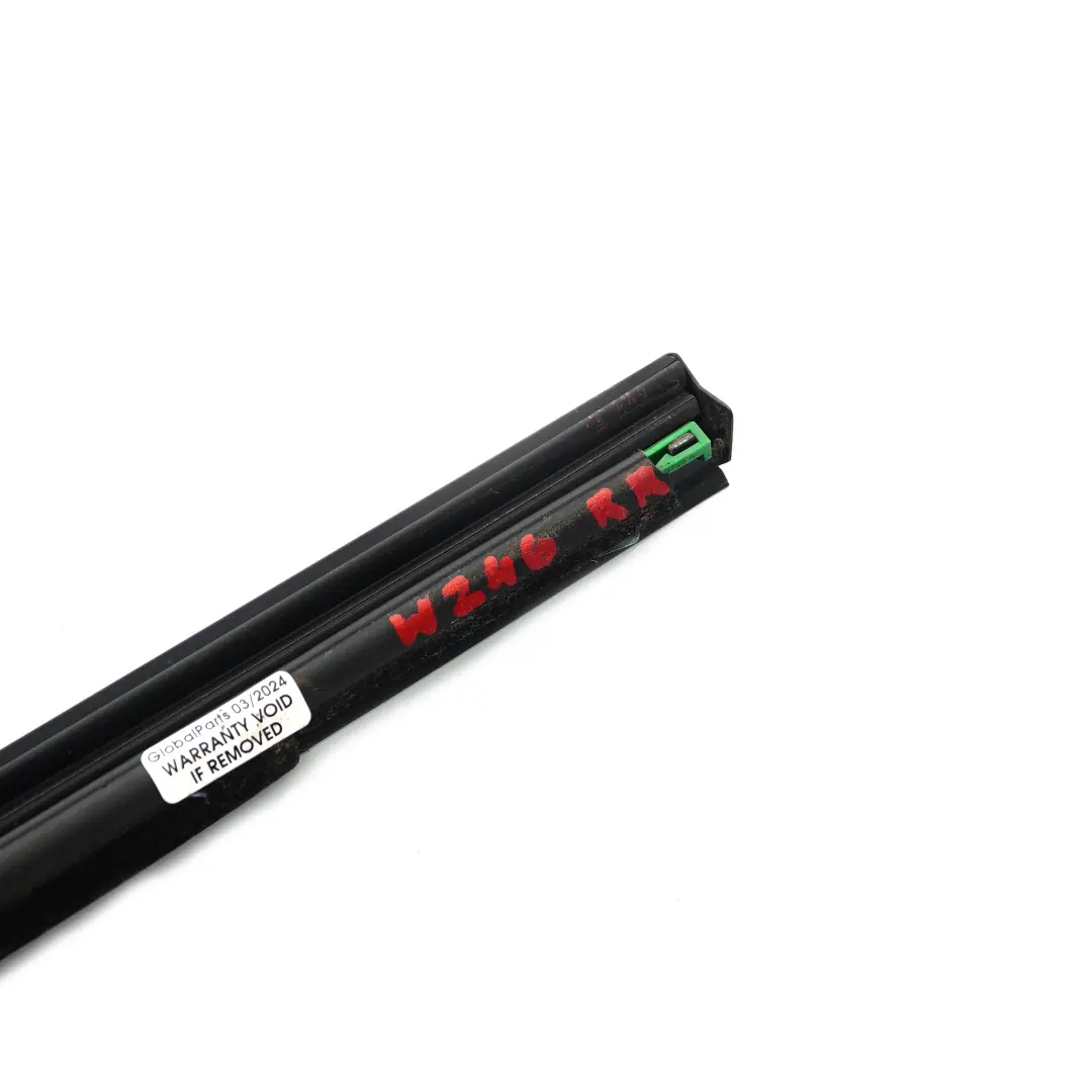 Listwa Szyby Drzwi Prawy Tył Czarna do Mercedes W246 o numerze A2467350482 Mercedes W246 Listwa Szyby Drzwi Prawy Tył Czarna - SKU A2467350482 - Numer Części A2467350482
