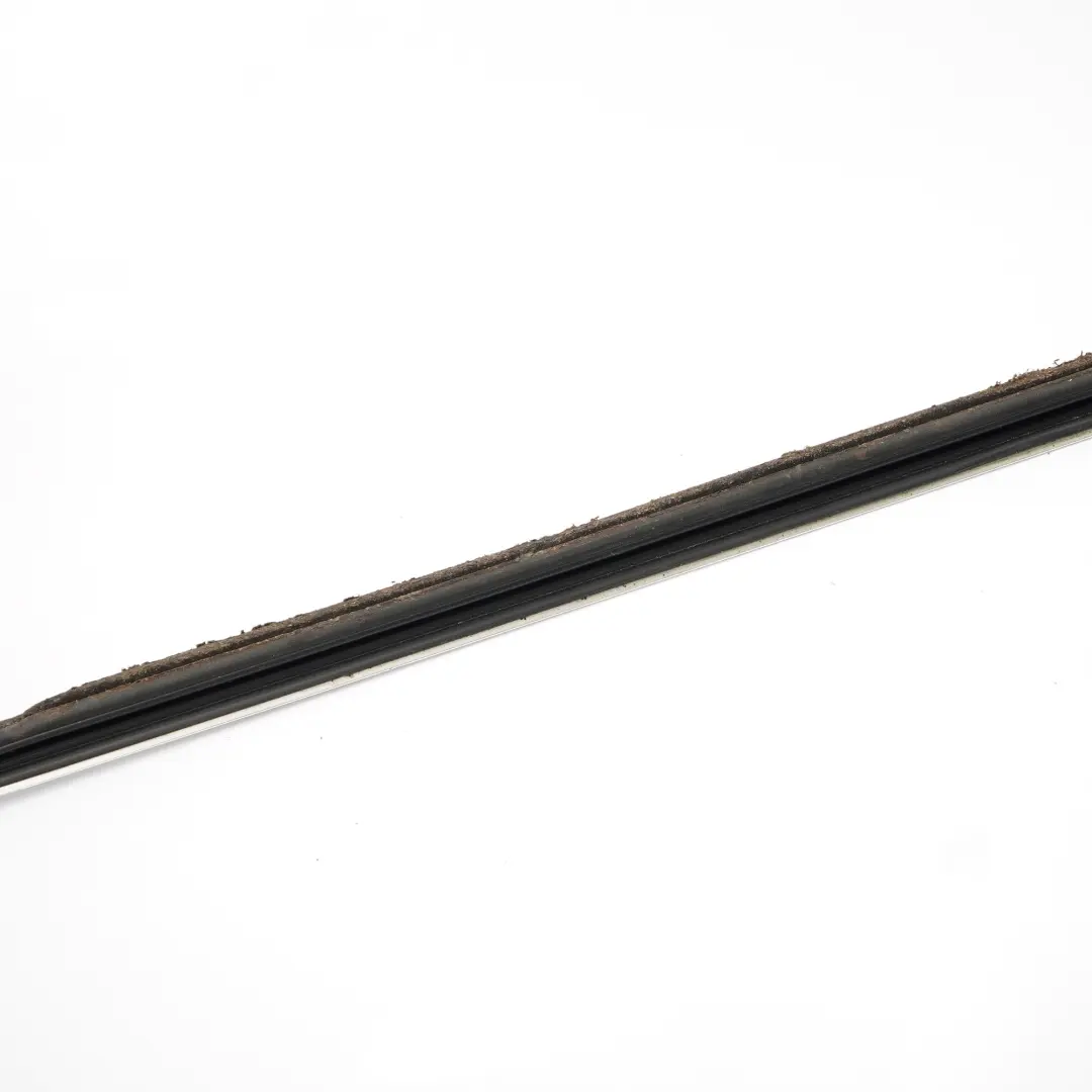 Embellecedor de Rail de Ventana Trasera Derecha para Mercedes W246 con número de pieza A2467350865 Mercedes W246 Embellecedor de Rail de Ventana Trasera Derecha - SKU A2467350865 - Número de pieza A2467350865