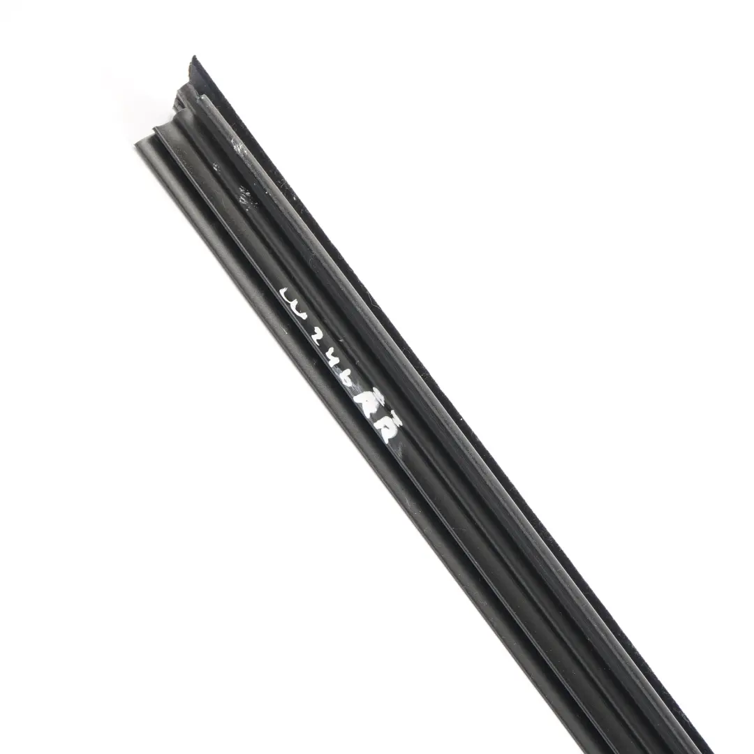 Joint de vitre arrière droite gauche Joint de porte pour Mercedes W246 à propos du numéro de pièce A2467350900 Mercedes W246 Joint de vitre arrière droite gauche Joint de porte - SKU A2467350900 - Numéro de pièce A2467350900
