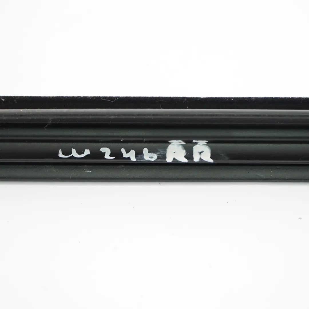 Joint de vitre arrière droite gauche Joint de porte pour Mercedes W246 à propos du numéro de pièce A2467350900 Mercedes W246 Joint de vitre arrière droite gauche Joint de porte - SKU A2467350900 - Numéro de pièce A2467350900