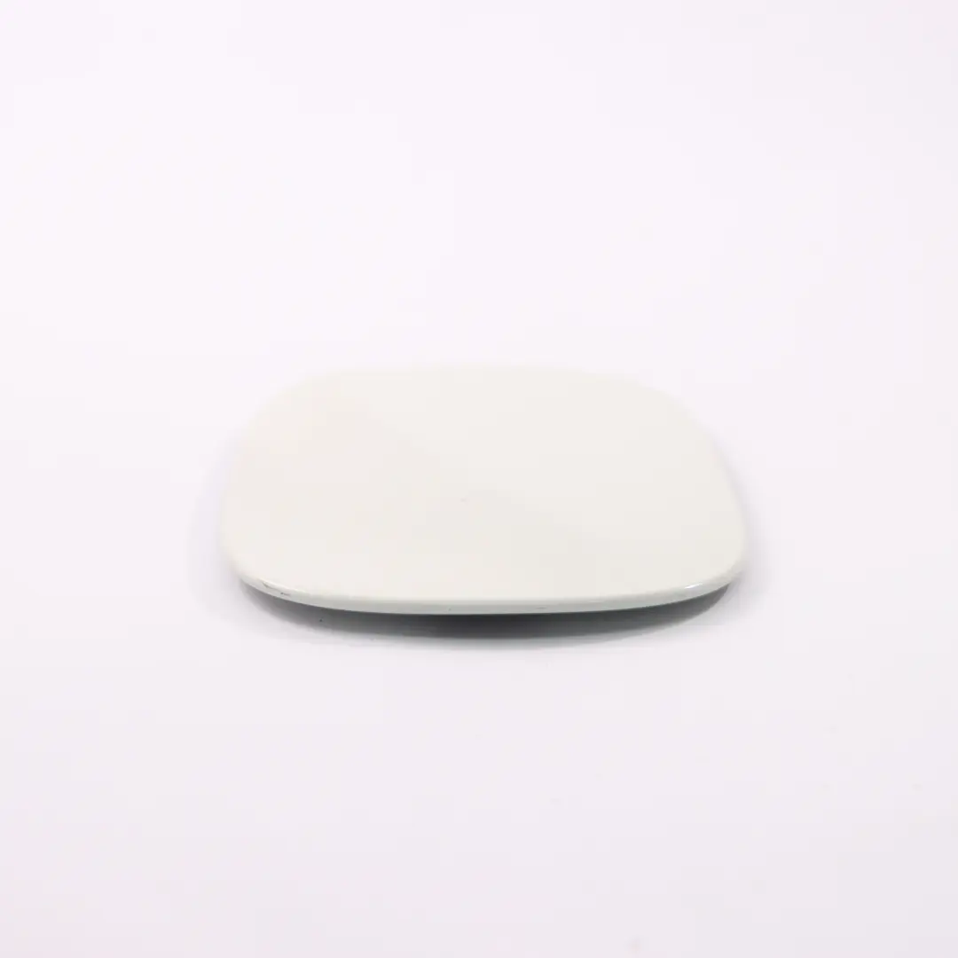 Coperchio bocchettone rifornimento carburante Bianco Calcite - 650 per Mercedes W246 con numero di parte A2467570000 Mercedes W246 Coperchio bocchettone rifornimento carburante Bianco Calcite - 650 - SKU A2467570000-CW - Numero di parte A2467570000