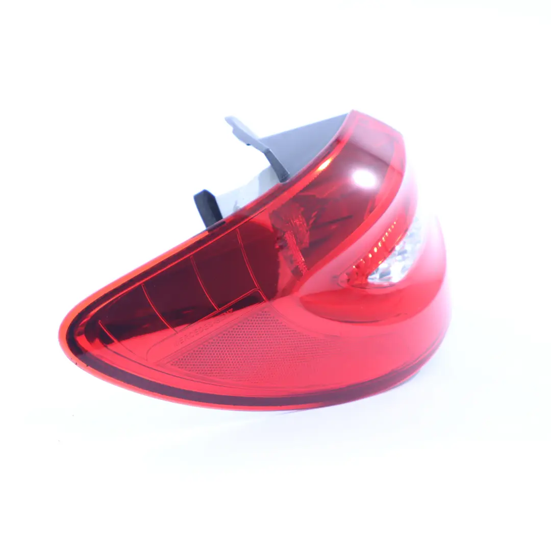 Mercedes W246 Feu arrière gauche Panneau latéral du feu arrière LED - SKU A2468200564 - Numéro de pièce A2468200564