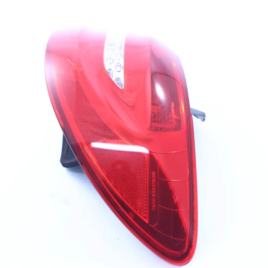 Fanale posteriore destro Fanale laterale LED per Mercedes W246 con numero di parte A2468200664 Mercedes W246 Fanale posteriore destro Fanale laterale LED - SKU A2468200664 - Numero di parte A2468200664