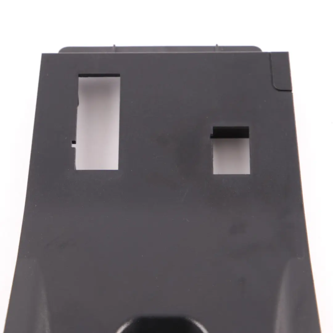 Mercedes W176 W246 USB Port Abdeckung Stecker Buchse Stecker Abdeckung Schwarz - SKU A2468230411 - Teilenummer A2468230411