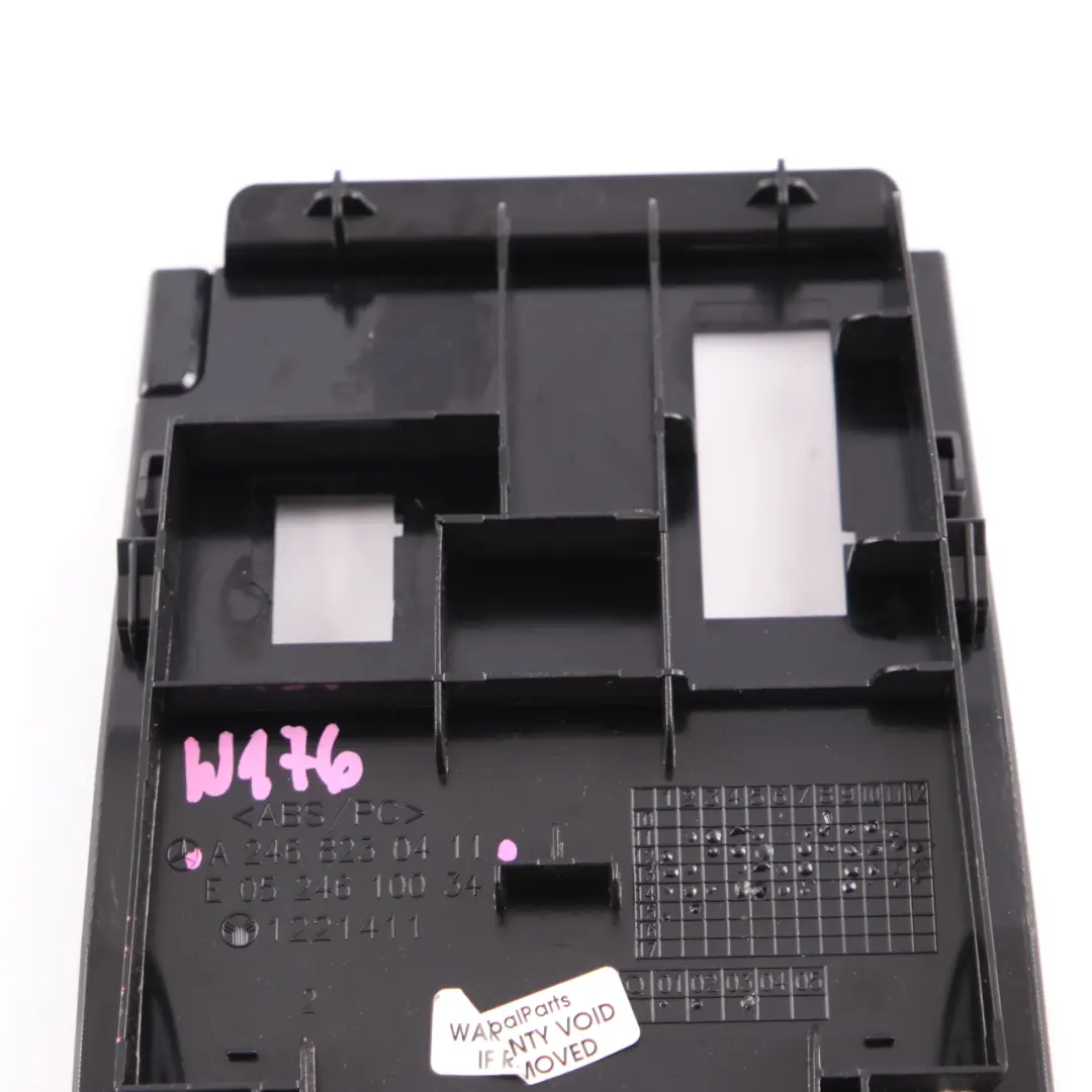Mercedes W176 W246 Coperchio porta USB presa spina connettore rivestimento nero - SKU A2468230411 - Numero di parte A2468230411